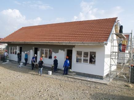 Cadou inedit de Paşti: Trei tineri sărmani au primit o casă Habitat 